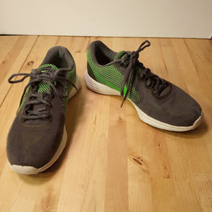 Nike Revolution 3 Running Shoe Men 9.5 / Women 11*